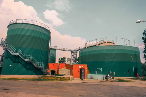 Silos grandes ao ar livre — Fotografia de Stock