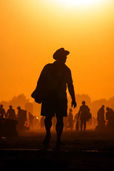 Pessoas que viajam ao pôr do sol — Fotografia de Stock