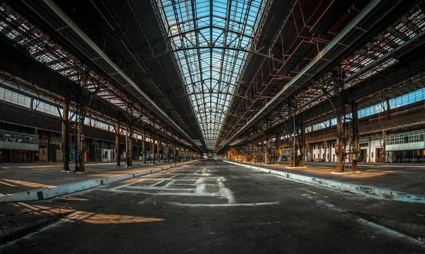 Großer industrieller Innenraum — Stockfoto