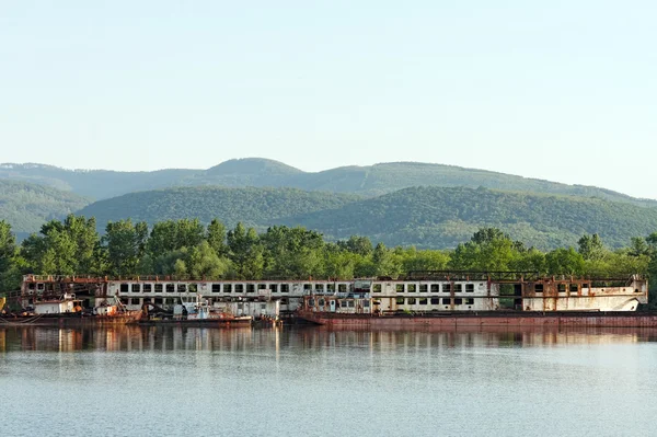 Bateaux industriels endommagés à la baie — Photo