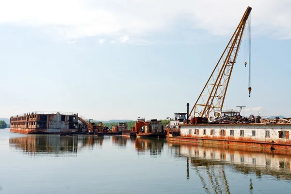 Barcos industriais danificados na baía — Fotografia de Stock