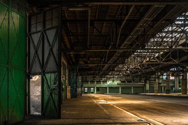 Donkere industriële interieur van een gebouw — Stockfoto