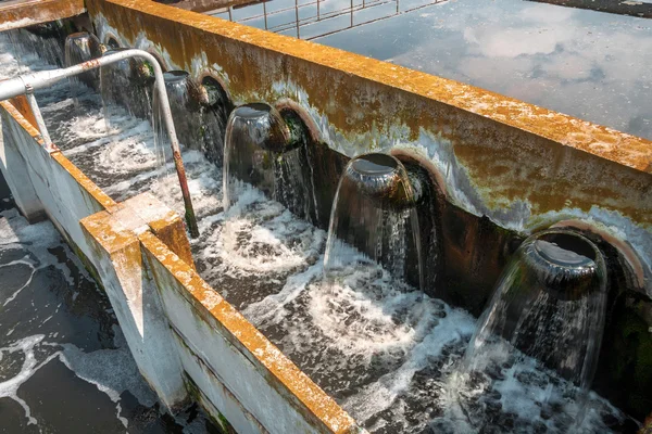 Water stroomt uit leidingen — Stockfoto