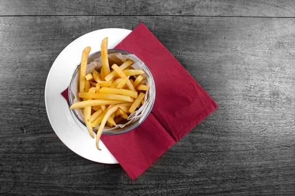 Deliciosas batatas fritas na mesa — Fotografia de Stock
