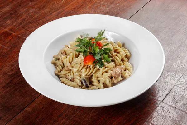 Läckra pasta på vit platta — Stockfoto