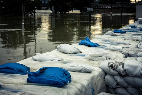 Bolsas de arena en la inundación —  Fotos de Stock