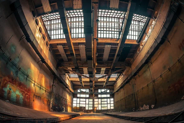 Interior industrial escuro de um edifício — Fotografia de Stock