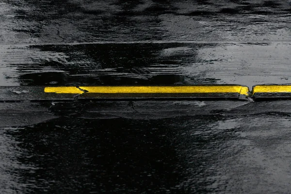 Yellow line on the sidewalk — Stock Photo, Image