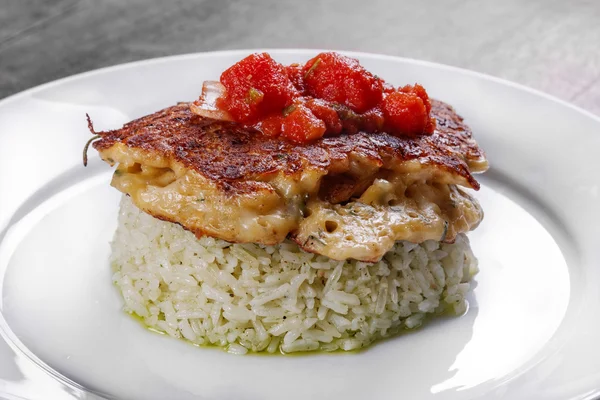 Gebakken kip ribben en rijst met tomatensaus — Stockfoto