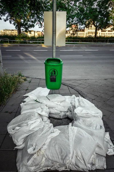 Sandsäcke an der Flut — Stockfoto