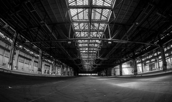 Intérieur industriel sombre d'un bâtiment — Photo