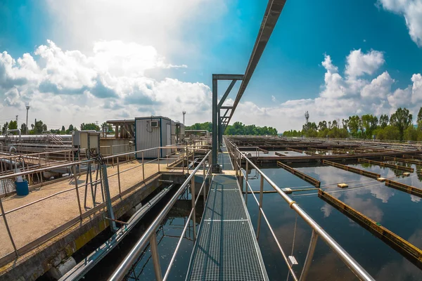 Water behandeling faciliteit met grote zwembaden — Stockfoto