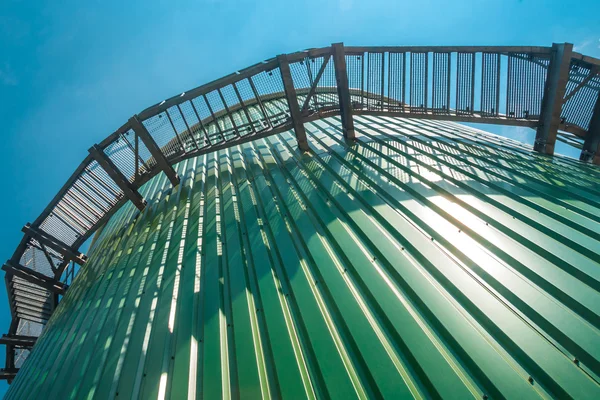 Industriële silo met blauwe hemel en trap — Stockfoto
