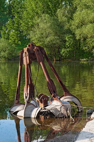 Grande machine industrielle sur le rivage — Photo