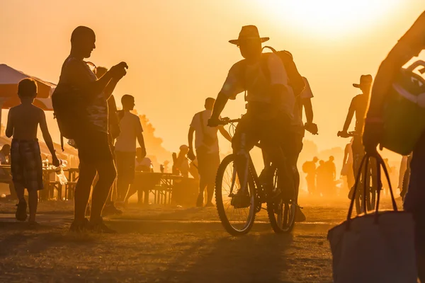 Emberek utaznak a naplementében — Stock Fotó