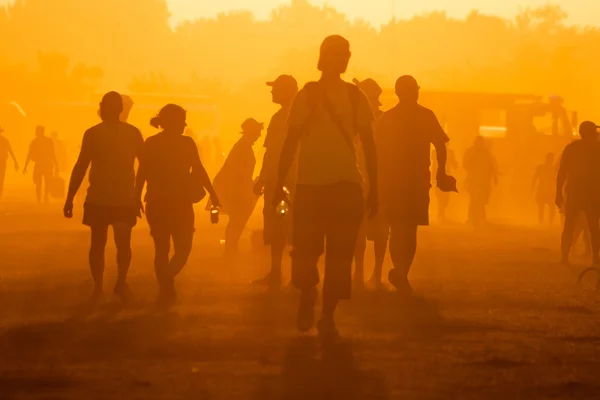 Beaucoup de gens dans la poussière — Photo