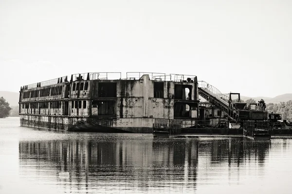 Beschadigde industriële boten in de baai — Stockfoto