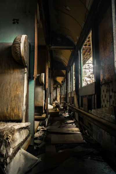 Interior de transporte abandonado com assentos — Fotografia de Stock