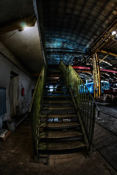 Escadas industriais verdes — Fotografia de Stock