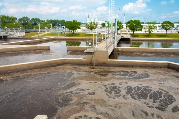 Instalación de tratamiento de agua con grandes piscinas — Foto de Stock