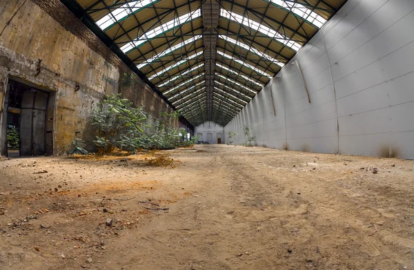 Opuszczony przemysłowych wnętrze jasne światło — Zdjęcie stockowe
