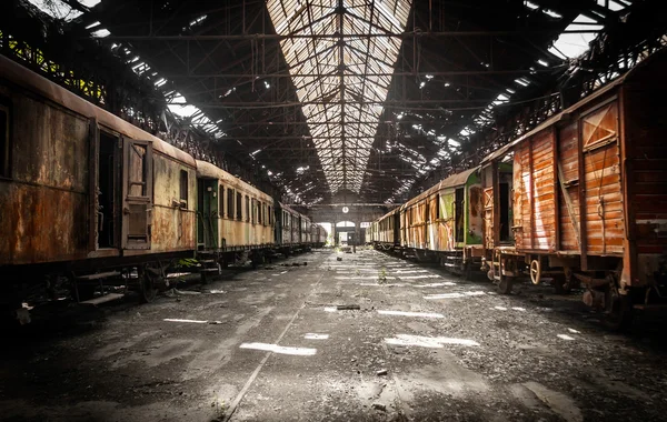 放棄された列車車庫で古い電車 — ストック写真
