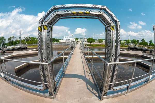 Instalación de tratamiento de agua con grandes piscinas — Foto de Stock