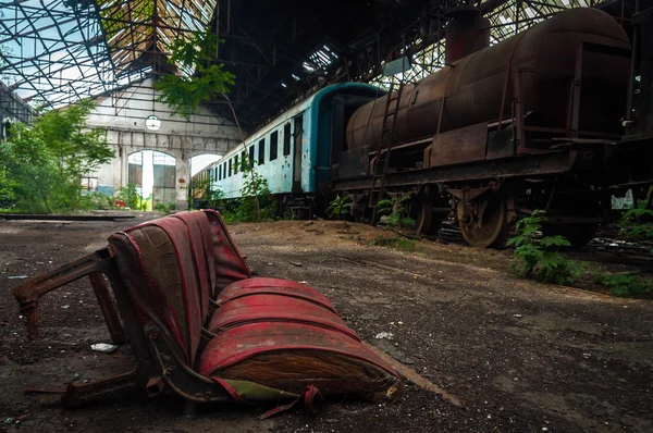 Některé vlaky na opuštěném nádraží — Stock fotografie