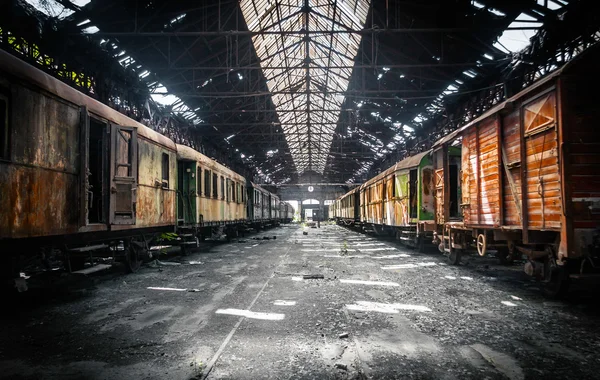terk edilmiş tren depo eski trenleri