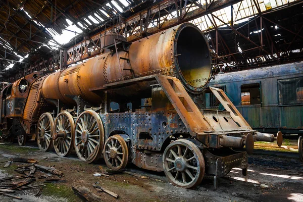 Старые поезда на заброшенном вокзале — стоковое фото
