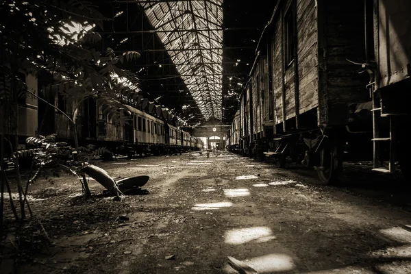 放棄された列車車庫で古い電車 — ストック写真