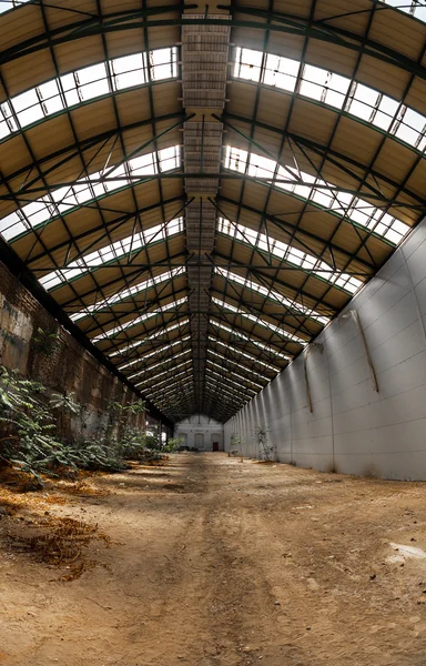 Verlaten industriële interieur met fel licht — Stockfoto