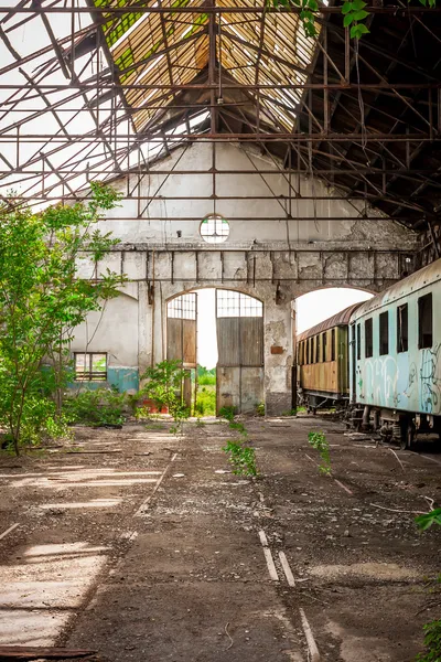 Ancien bâtiment industriel avec train — Photo