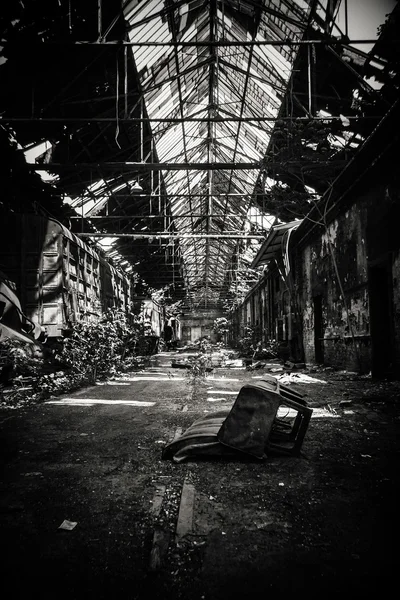 在废弃的火车站的老火车 — 图库照片