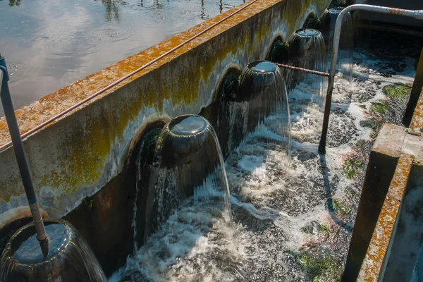 Instalación de tratamiento de agua con grandes piscinas — Foto de Stock