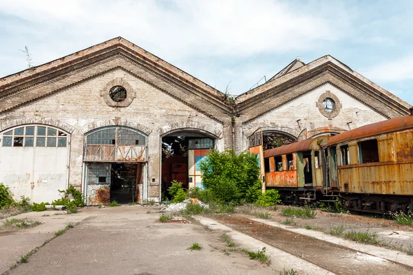 Разрушенный поезд в старом депо — стоковое фото