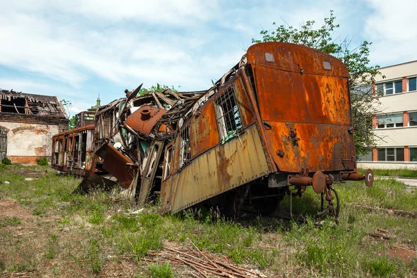 Tren destrozado en el viejo depósito —  Fotos de Stock