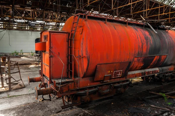 Transportador de óleo velho no depósito — Fotografia de Stock