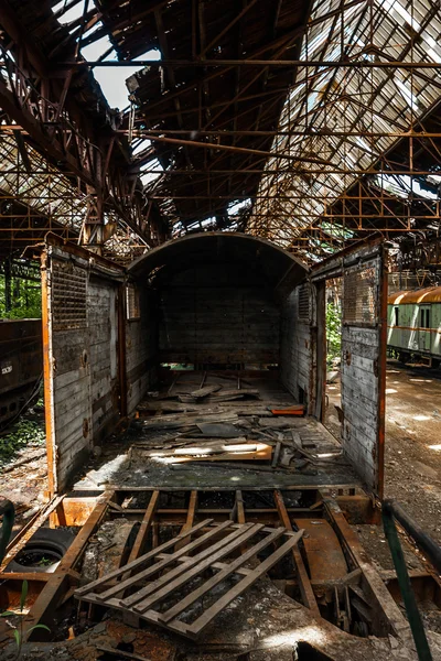 Alte Züge im stillgelegten Bahnbetriebswerk — Stockfoto