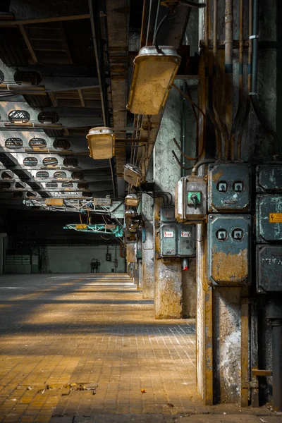 Dunkler industrieller Innenraum eines Gebäudes — Stockfoto