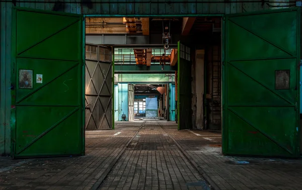 暗い工業用建物の内側 — ストック写真