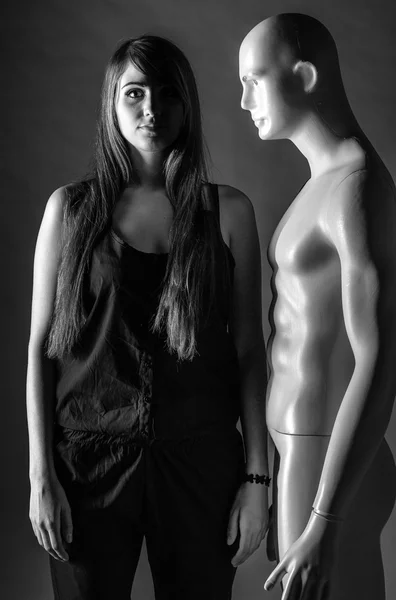 अंधेरे में मॉडल के साथ महिला — स्टॉक फ़ोटो, इमेज