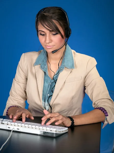 Jovem mulher no helpdesk — Fotografia de Stock