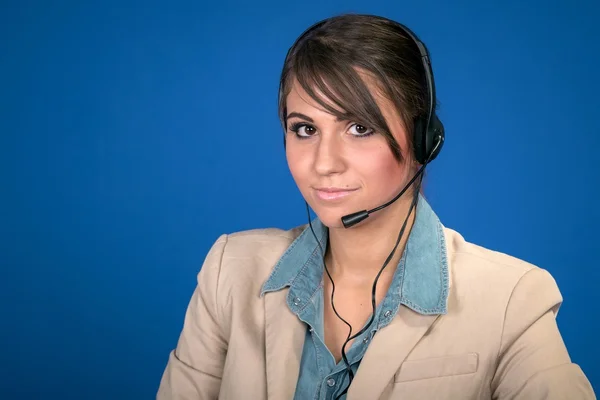 Jeune femme avec casque — Photo