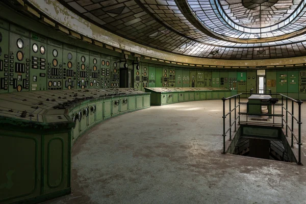 Sala de controlo iluminada de uma central eléctrica — Fotografia de Stock