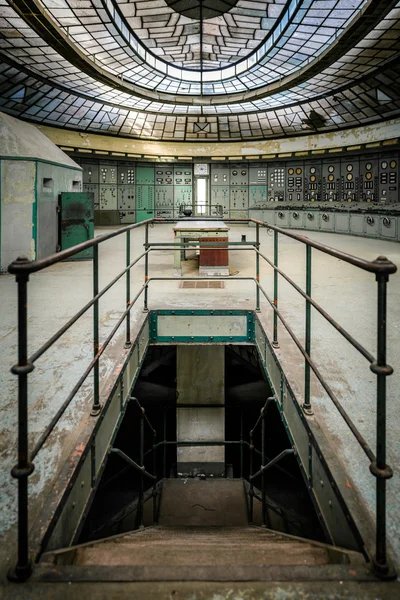 Sala de controlo iluminada de uma central eléctrica — Fotografia de Stock