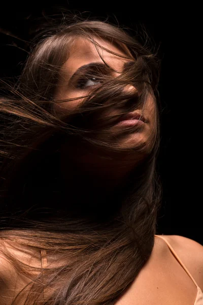 Menina bonita no escuro — Fotografia de Stock