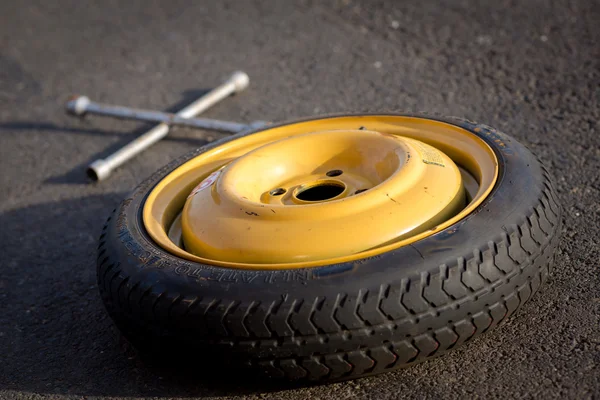 Roda sobressalente de um carro — Fotografia de Stock