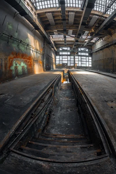 Interior industrial escuro — Fotografia de Stock