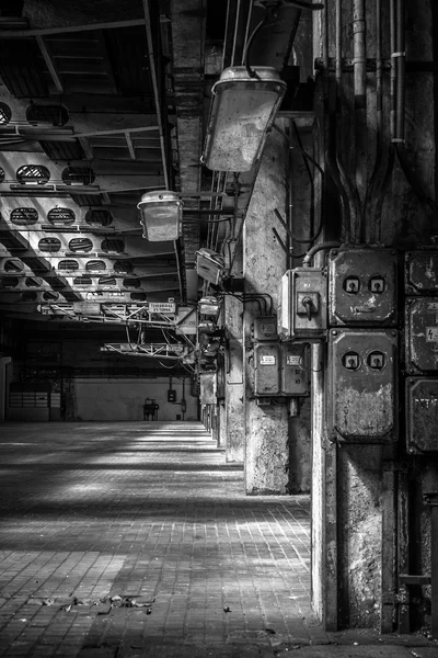 Temné průmyslový interiér — Stock fotografie